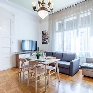 huge-apartment-in-the-city-center-netflix-wifi.inbudapesthotels.com/